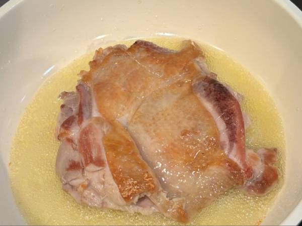 スーパーの鶏もも肉、しっとりジューシーに焼くには？　アレを使った方法に「皮パリパリ」「効果抜群」