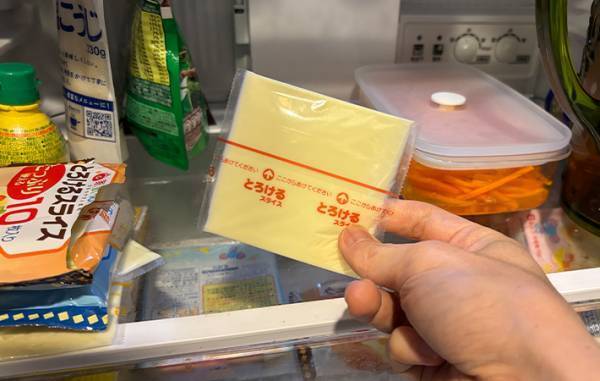 フィルムを剥がす時、チーズがくっつく…　森永乳業が教えるコツに「なんてきれい！」