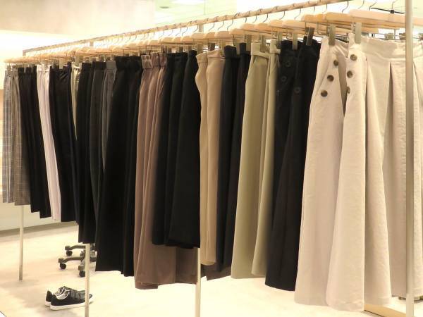 ワイドパンツの裾がトイレの床に付いてしまう！　覚えておきたい回避技に「困ってた！」「試してみる」