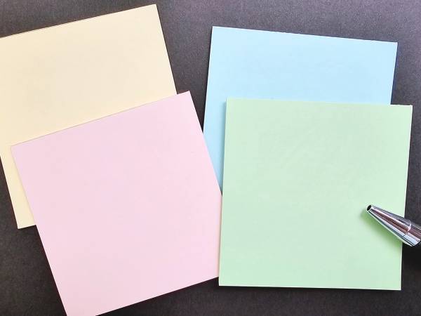 付箋が丸まってしまうのは剥がし方の問題？　意外と知らないコツに「目から鱗」「意識してみる」