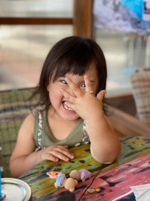 指輪に喜ぶ子供の反応じゃない…！　１枚の写真に「声出して笑った」「いい表情だ」