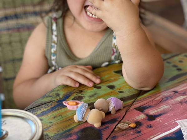 指輪に喜ぶ子供の反応じゃない…！　１枚の写真に「声出して笑った」「いい表情だ」