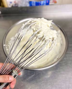 「ミキサーなしで生クリームを泡立てたい時は…」　現役シェフの発想に、納得！