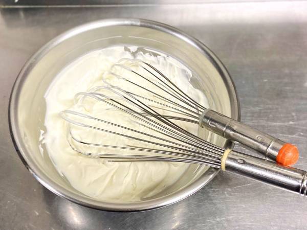 「ミキサーなしで生クリームを泡立てたい時は…」　現役シェフの発想に、納得！