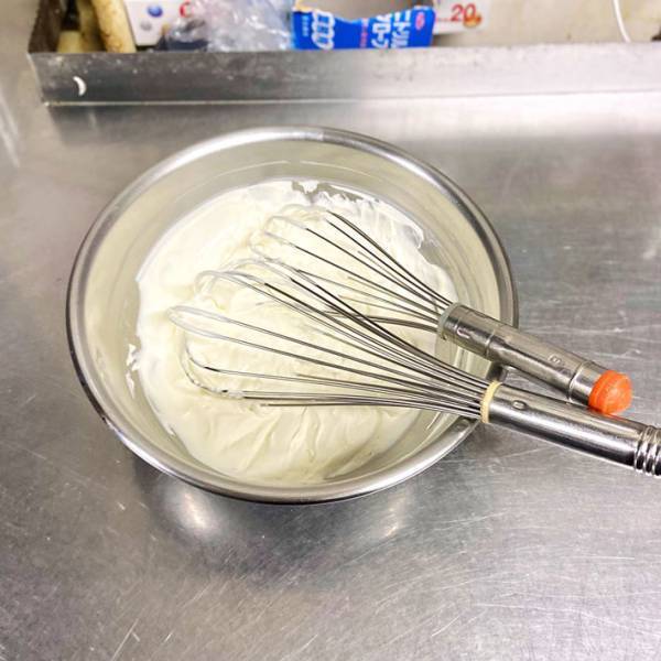 「ミキサーなしで生クリームを泡立てたい時は…」　現役シェフの発想に、納得！