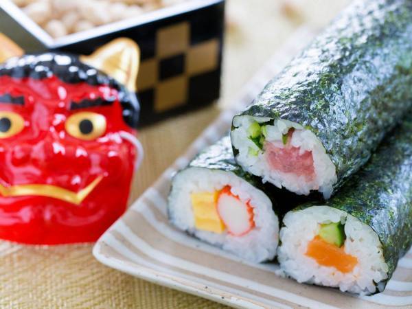 ２０２４年の方角はどっち？　恵方巻きの正しい食べ方とは