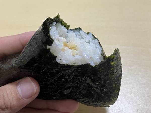 今日から試せる！　手を汚さずにコンビニのおにぎりを食べる簡単テクニック
