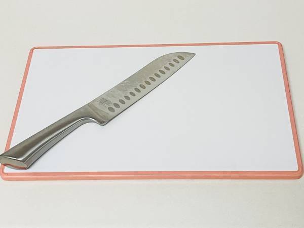 まな板がツルツル滑る問題はアレ２本で解決！　あっという間の裏技に驚き