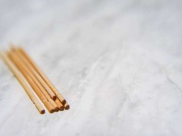 絡んだアクセサリーは「つまようじ」を活用　トントンするだけの裏技に「すごい！」「やってみる」