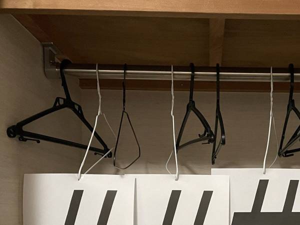 「１０秒考えてようやく意味に気付いた」　クローゼットの狭さが伝わる写真が秀逸