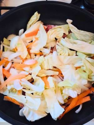 ベチャッとならない焼きそばを作るには？　水を使わない方法に「たった５分で？」「放置するだけとは！」