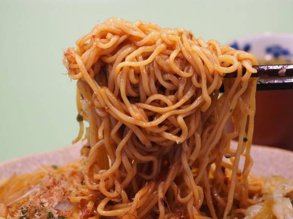 ベチャッとならない焼きそばを作るには？　水を使わない方法に「たった５分で？」「放置するだけとは！」