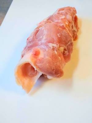 皮付きの鶏肉がおもしろいほどスパッと切れる方法　⚪︎⚪︎をくるくると巻くだけで？