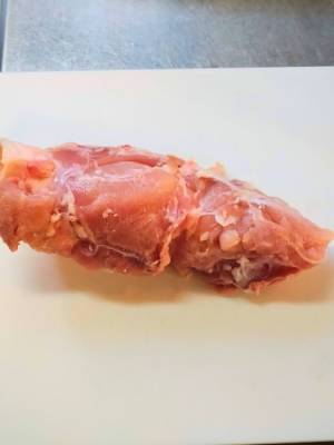 皮付きの鶏肉がおもしろいほどスパッと切れる方法　⚪︎⚪︎をくるくると巻くだけで？