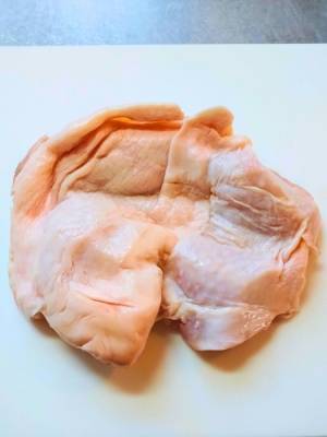 皮付きの鶏肉がおもしろいほどスパッと切れる方法　⚪︎⚪︎をくるくると巻くだけで？