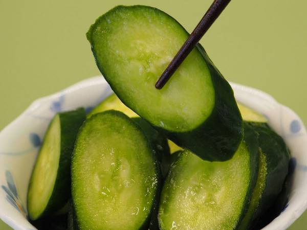 切ったキュウリがコロコロ転がらないようにする方法　「発想の転換」「理にかなってる」