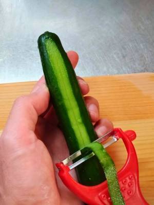 切ったキュウリがコロコロ転がらないようにする方法　「発想の転換」「理にかなってる」