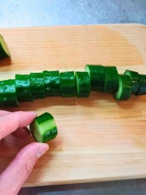 切ったキュウリがコロコロ転がらないようにする方法　「発想の転換」「理にかなってる」