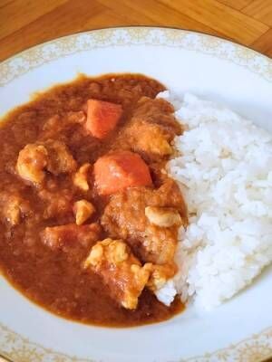 お皿に盛り付けられたカレー