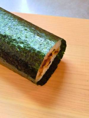 噛み切りにくい恵方巻きの海苔　あるモノを使った解決策に「天才かよ」「そういうことか！」