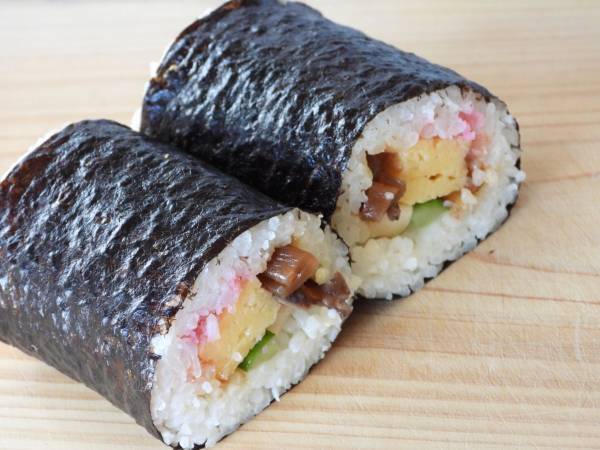 噛み切りにくい恵方巻きの海苔　あるモノを使った解決策に「天才かよ」「そういうことか！」