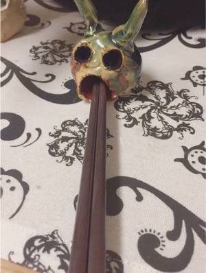 小学生が図工クラブで作った『箸置き』に、恐怖を感じる人が続出！