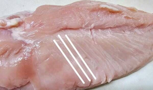 鶏むね肉の繊維の筋の向きを白線で記した写真