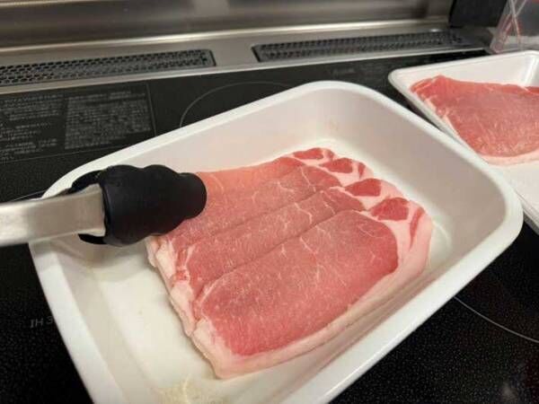 生姜焼き用の豚肉を深めのバットに移している写真