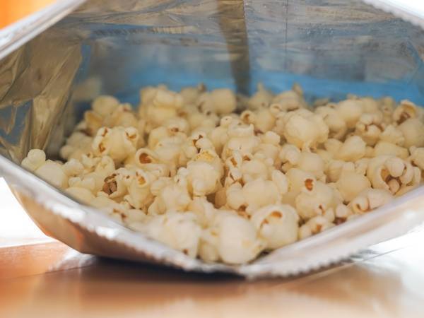 食べかけのお菓子、どうやって保存してる？　道具なしで袋を閉じる方法が目からウロコ