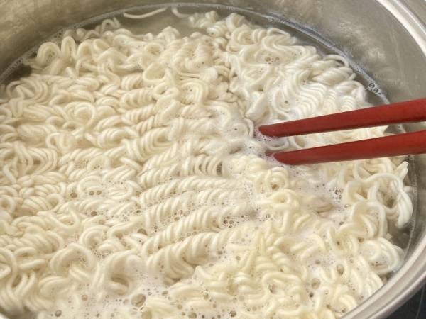 インスタントラーメンのお湯、適量で沸かすべき理由は？　ハンズの説明に「初めて知りました」「測って入れます」