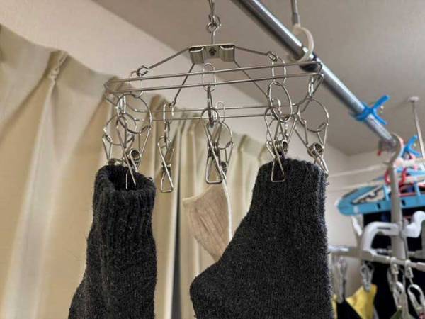 「逆だと思ってた」「驚きを隠せない」　靴下はどっちを上にして干すのが正解？