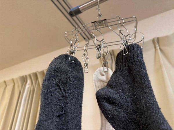 「逆だと思ってた」「驚きを隠せない」　靴下はどっちを上にして干すのが正解？