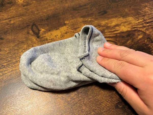 「逆だと思ってた」「驚きを隠せない」　靴下はどっちを上にして干すのが正解？