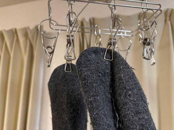 「逆だと思ってた」「驚きを隠せない」　靴下はどっちを上にして干すのが正解？