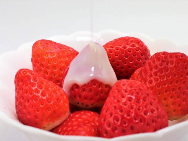 練乳をたっぷりかけても？　手も皿も汚れないイチゴの食べ方に「スマート」「それを使うのか」
