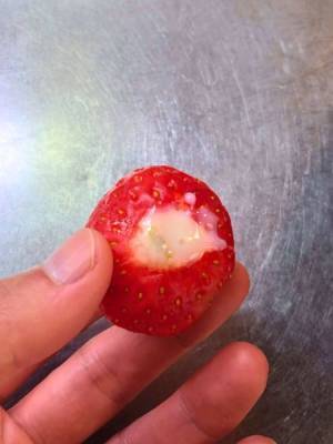 練乳をたっぷりかけても？　手も皿も汚れないイチゴの食べ方に「スマート」「それを使うのか」