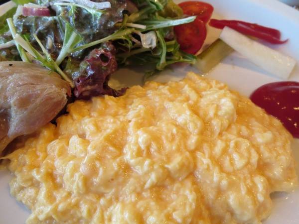 ホテルのような『スクランブルエッグ』を作るには？　ボウルを活用したアイディアに「その手があったか！」