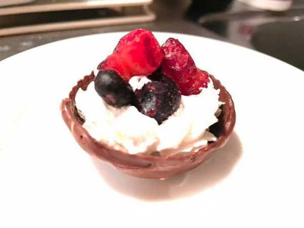 「氷を使うとは」「バレンタインにいい」　食べられる『チョコのお皿』が斬新！