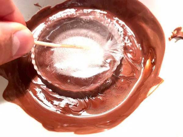 「氷を使うとは」「バレンタインにいい」　食べられる『チョコのお皿』が斬新！