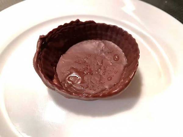 「氷を使うとは」「バレンタインにいい」　食べられる『チョコのお皿』が斬新！