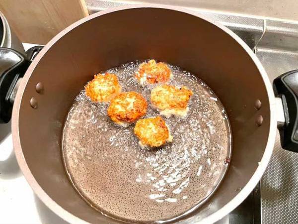 大量にできた！　厚揚げで作る『かさ増しナゲット』が「何個でも食べられる」