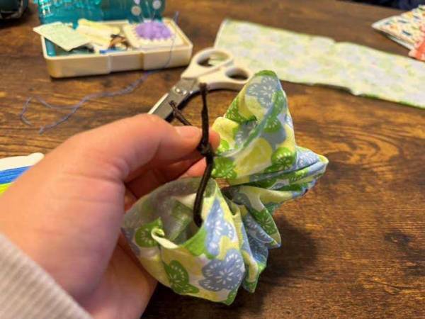 「タンスに眠ってた」「マジで使わない」　薄手のハンカチの思わぬ活用法