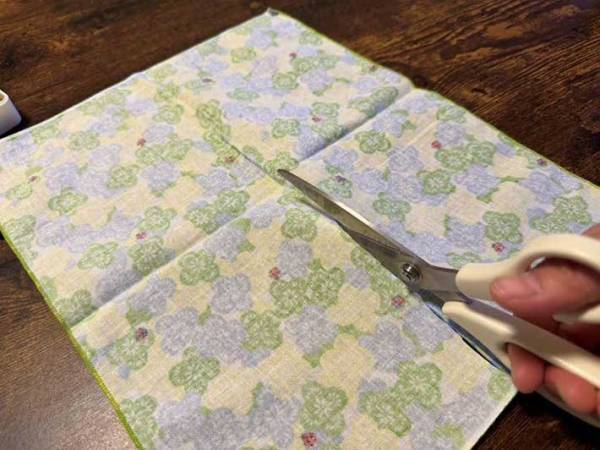 「タンスに眠ってた」「マジで使わない」　薄手のハンカチの思わぬ活用法