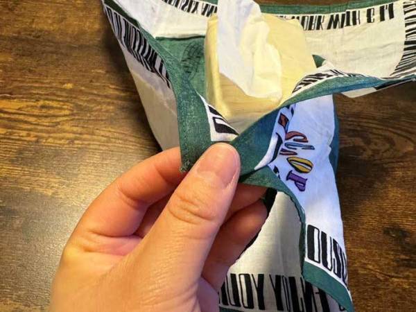 「タンスに眠ってた」「マジで使わない」　薄手のハンカチの思わぬ活用法