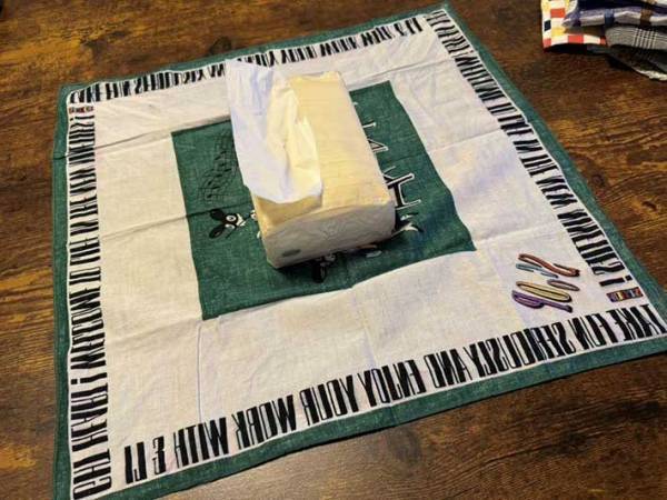 「タンスに眠ってた」「マジで使わない」　薄手のハンカチの思わぬ活用法