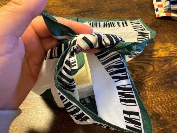 「タンスに眠ってた」「マジで使わない」　薄手のハンカチの思わぬ活用法