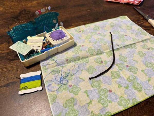 「タンスに眠ってた」「マジで使わない」　薄手のハンカチの思わぬ活用法