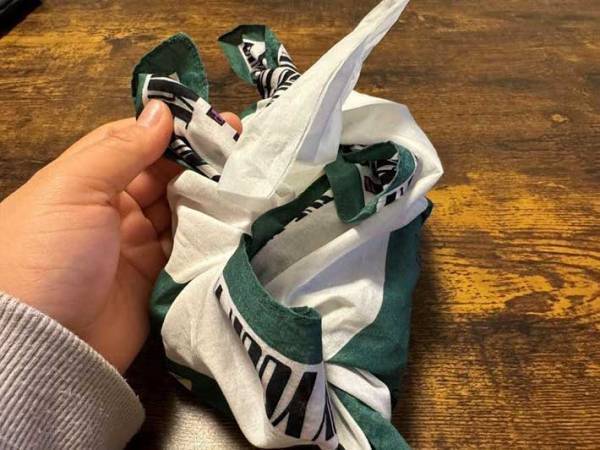 「タンスに眠ってた」「マジで使わない」　薄手のハンカチの思わぬ活用法