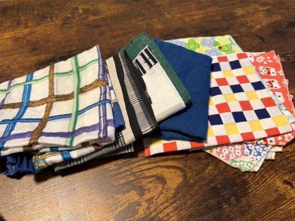 「タンスに眠ってた」「マジで使わない」　薄手のハンカチの思わぬ活用法