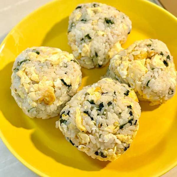 炒り卵がたっぷり　『混ぜご飯おにぎり』に食べる手が止まらない　「何個でもイケる」
